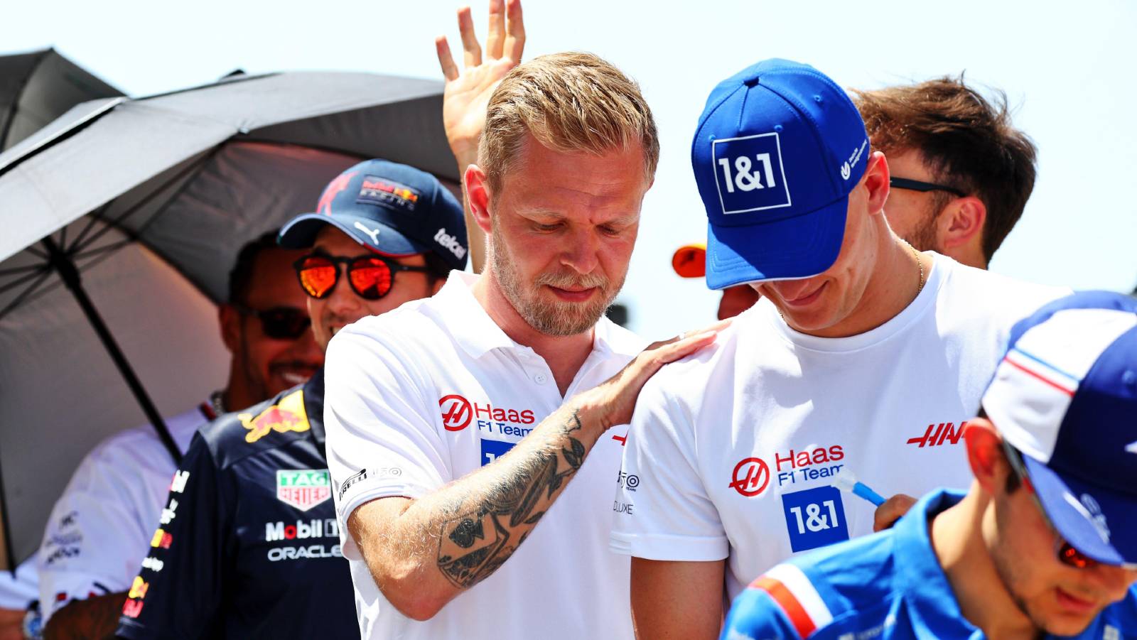 Kevin Magnussen avec sa main sur l'épaule de Mick Schumacher.  Barcelone mai 2022.