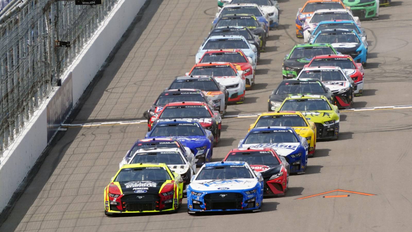 The NASCAR pack close together. United States, June 2022.