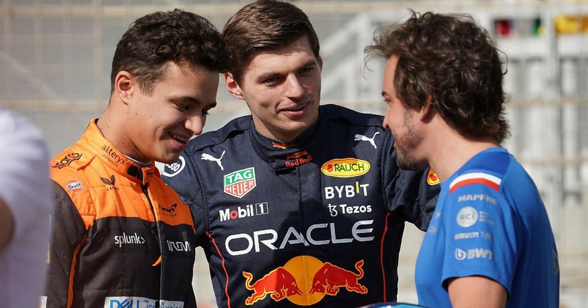 Fernando Alonso speaks to Lando Norris and Max Verstappen. Bahrain, March 2022.