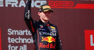 Max Verstappen举着P1奖杯。保罗·里卡尔2022年7月。