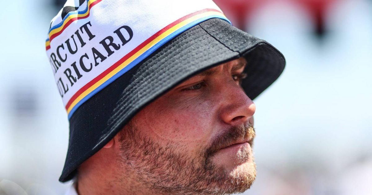 Valtteri Bottas在法国大奖赛上戴着水桶帽。保罗·里卡尔2022年7月。