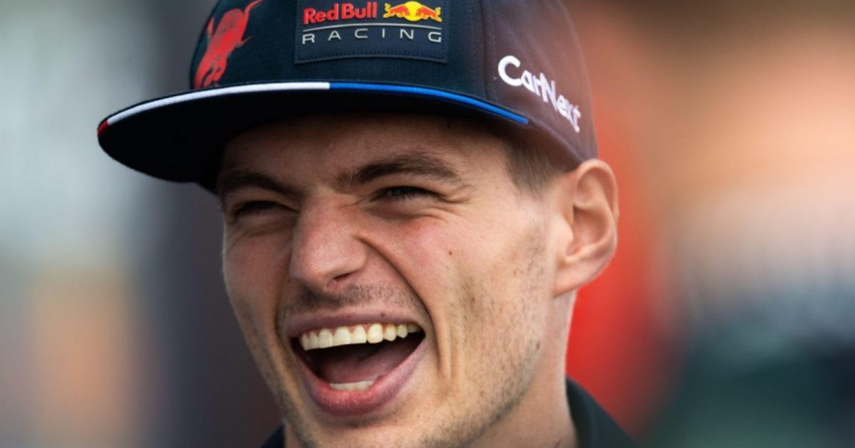 Max Verstappen在围场里大笑。加拿大2022年6月