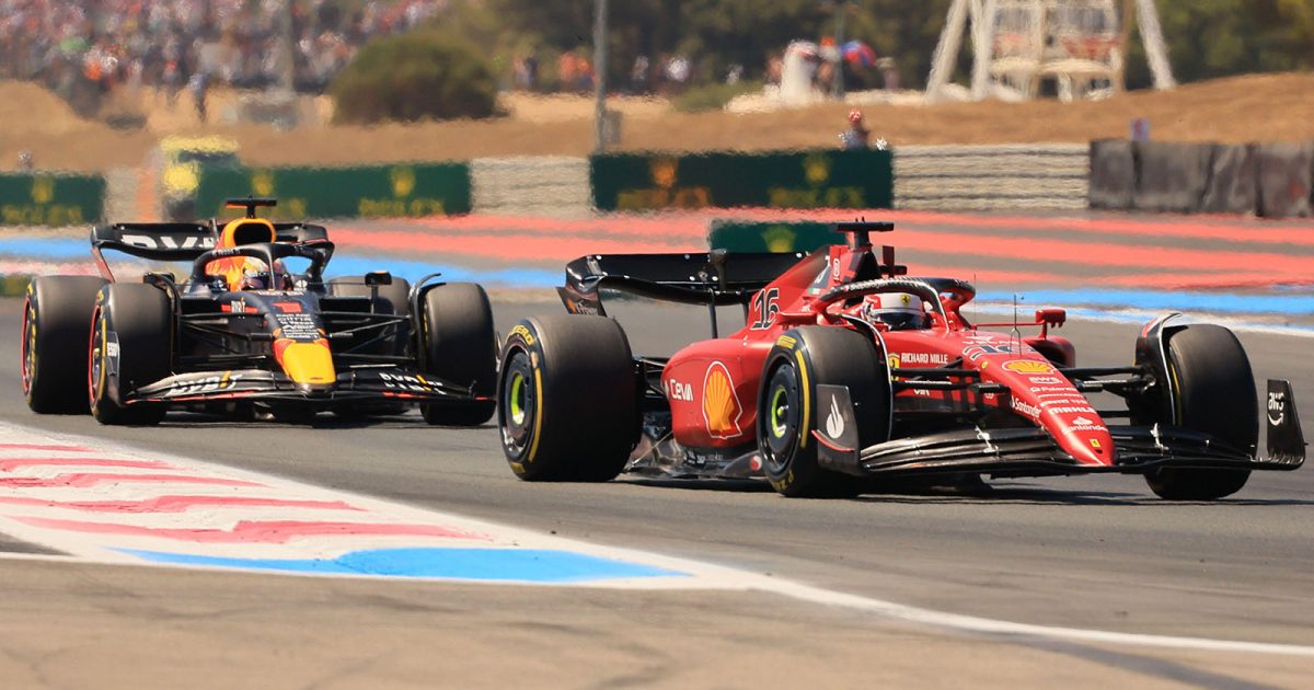 法拉利车手Charles Leclerc在法国大奖赛上领先Max Verstappen。2022年7月Le Castellet