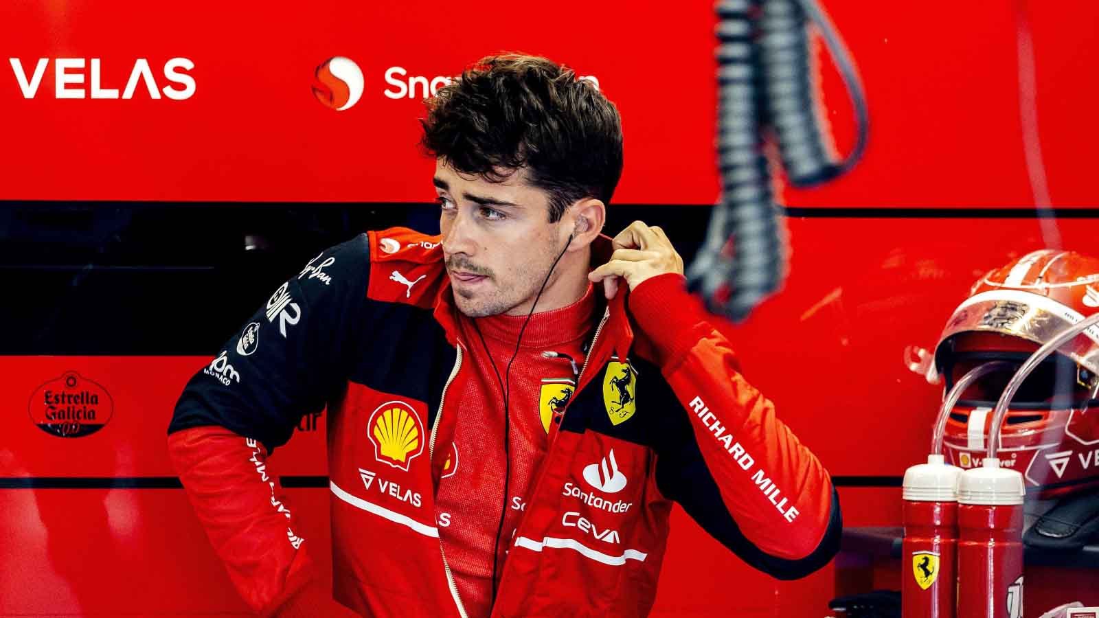 查尔斯·莱克莱克（Charles Leclerc）调整了他的比赛西装。匈牙利2022年7月。