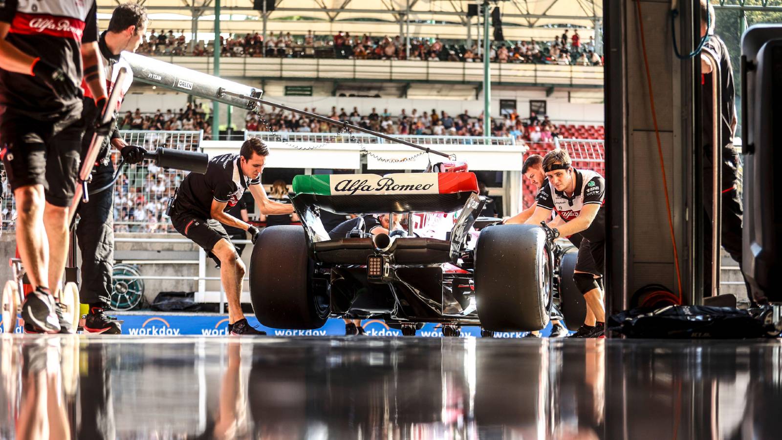 L'Alfa Romeo F1 de Valtteri Bottas est poussée dans le garage.  Hongrie juillet 2022.