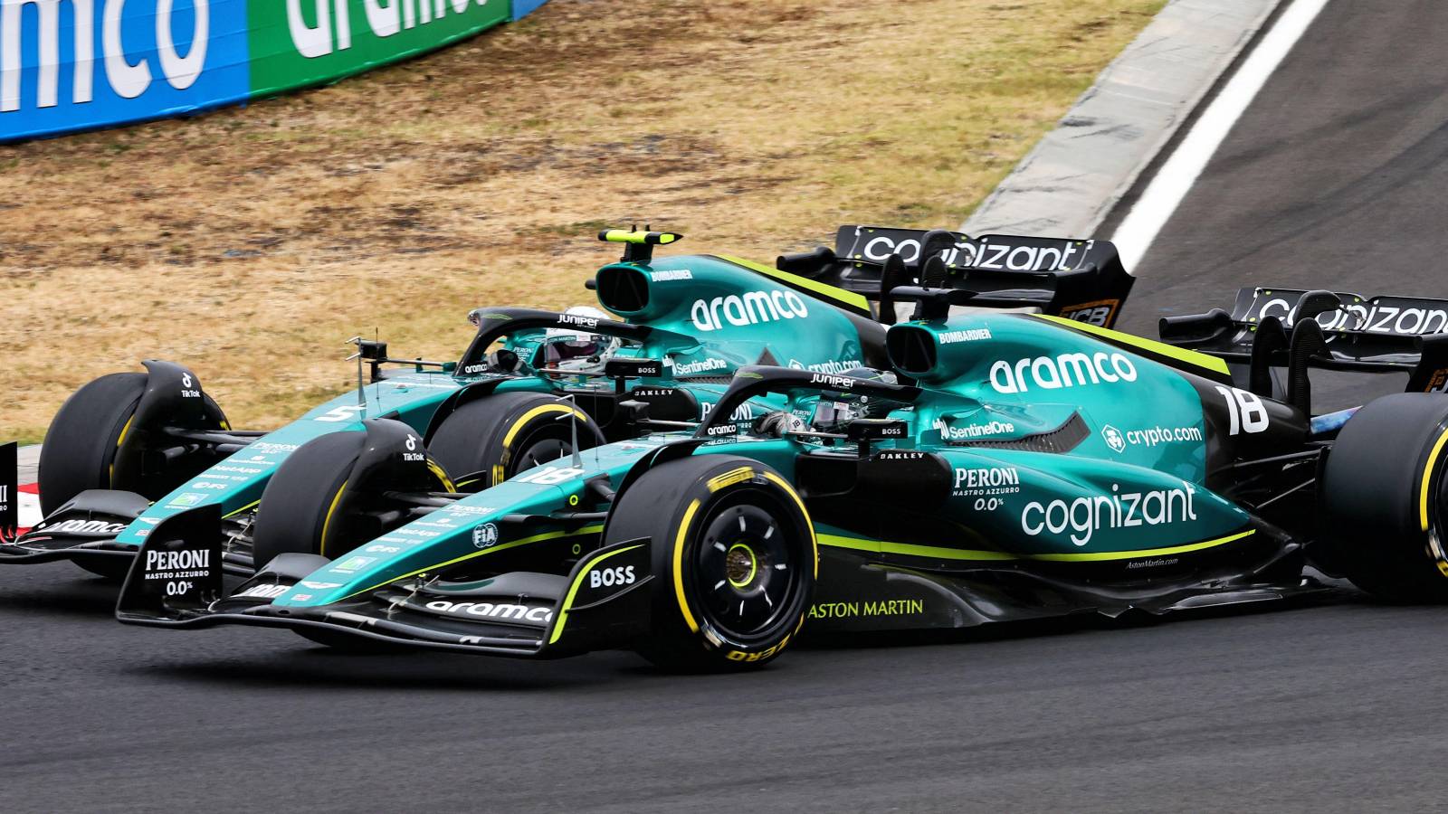 Sebastian Vettel et Lance Stroll, Aston Martin, côte à côte.  Hongrie, juillet 2022.