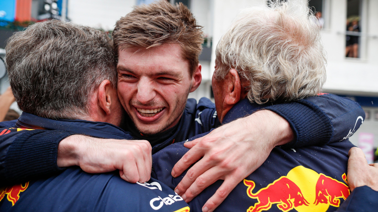 克里斯蒂安·霍纳（Christian Horner），马克斯·维斯塔彭（Max Verstappen）和赫尔穆特·马克（Helmut Marko）庆祝胜利。匈牙利2022年7月