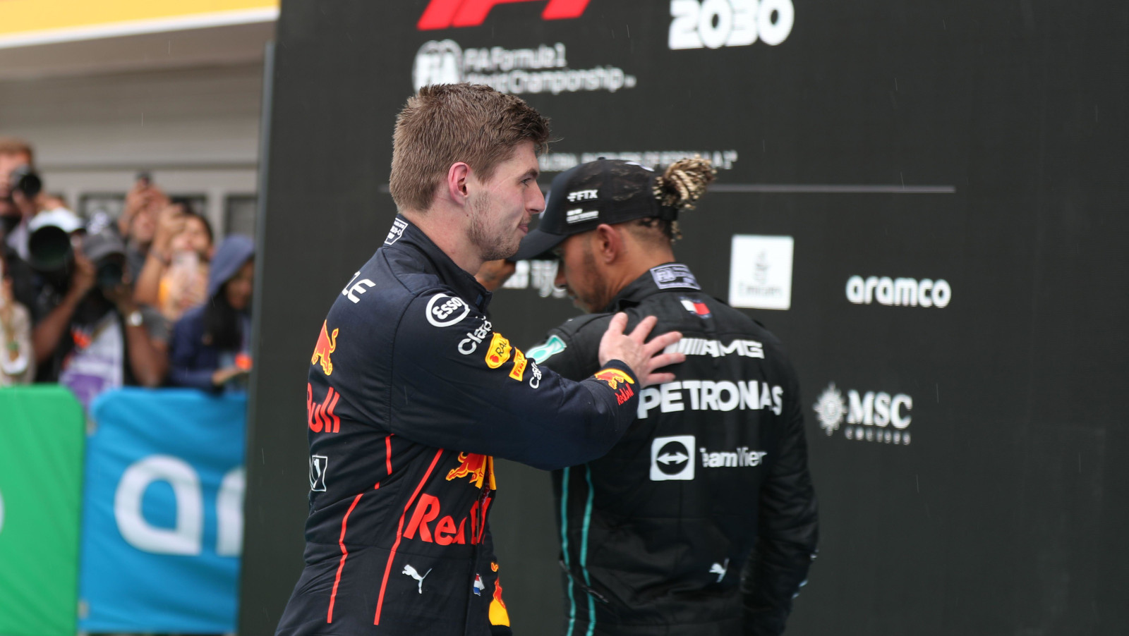 Max Verstappen tapote Lewis Hamilton dans le dos.  Hongrie Juillet 2022