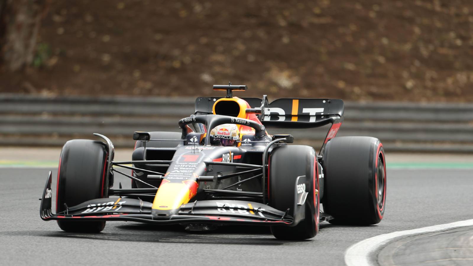 Max Verstappen在匈牙利大奖赛排位赛中的红牛。摩纳哥2022年7月。