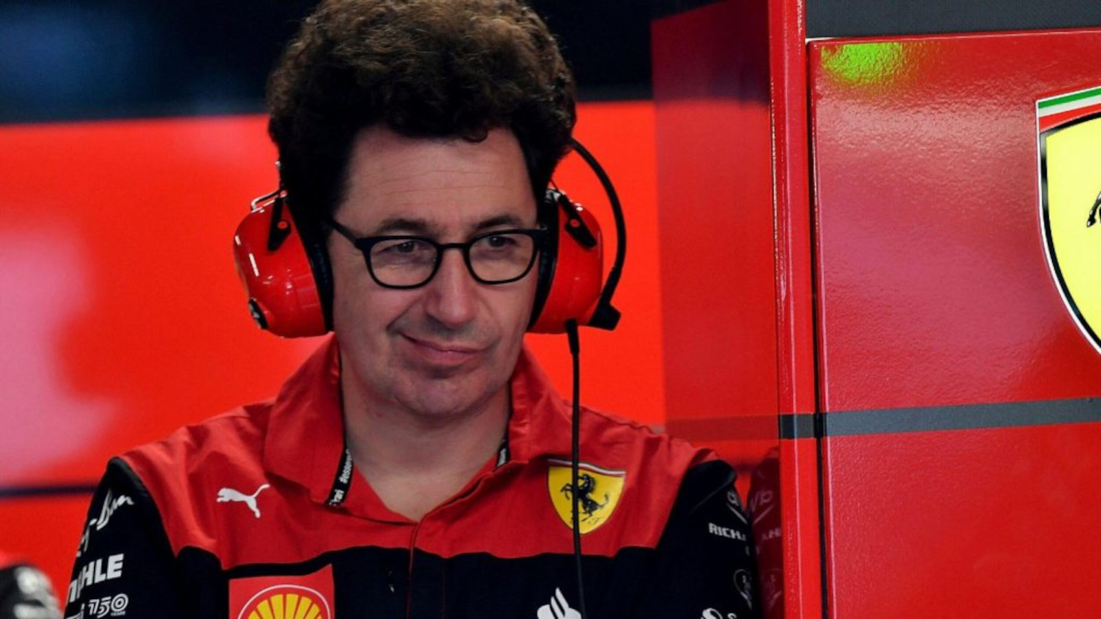 法拉利车队负责人马蒂亚·比诺托在车库里，戴着耳机，神情古怪。蒙特利尔，2022年6月