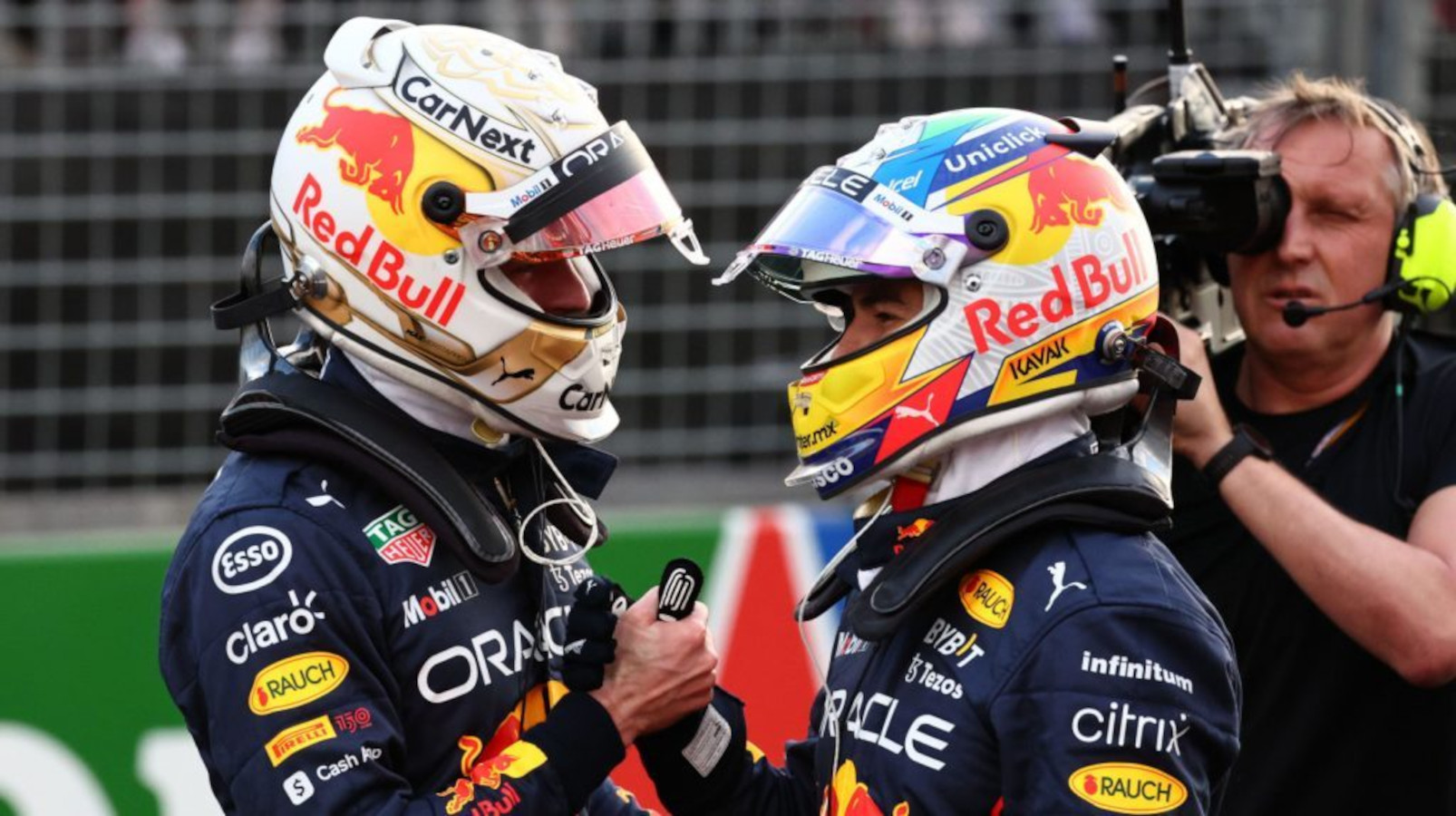 红牛车手Max Verstappen和他的队友Sergio Perez握手。2022年4月澳大利亚