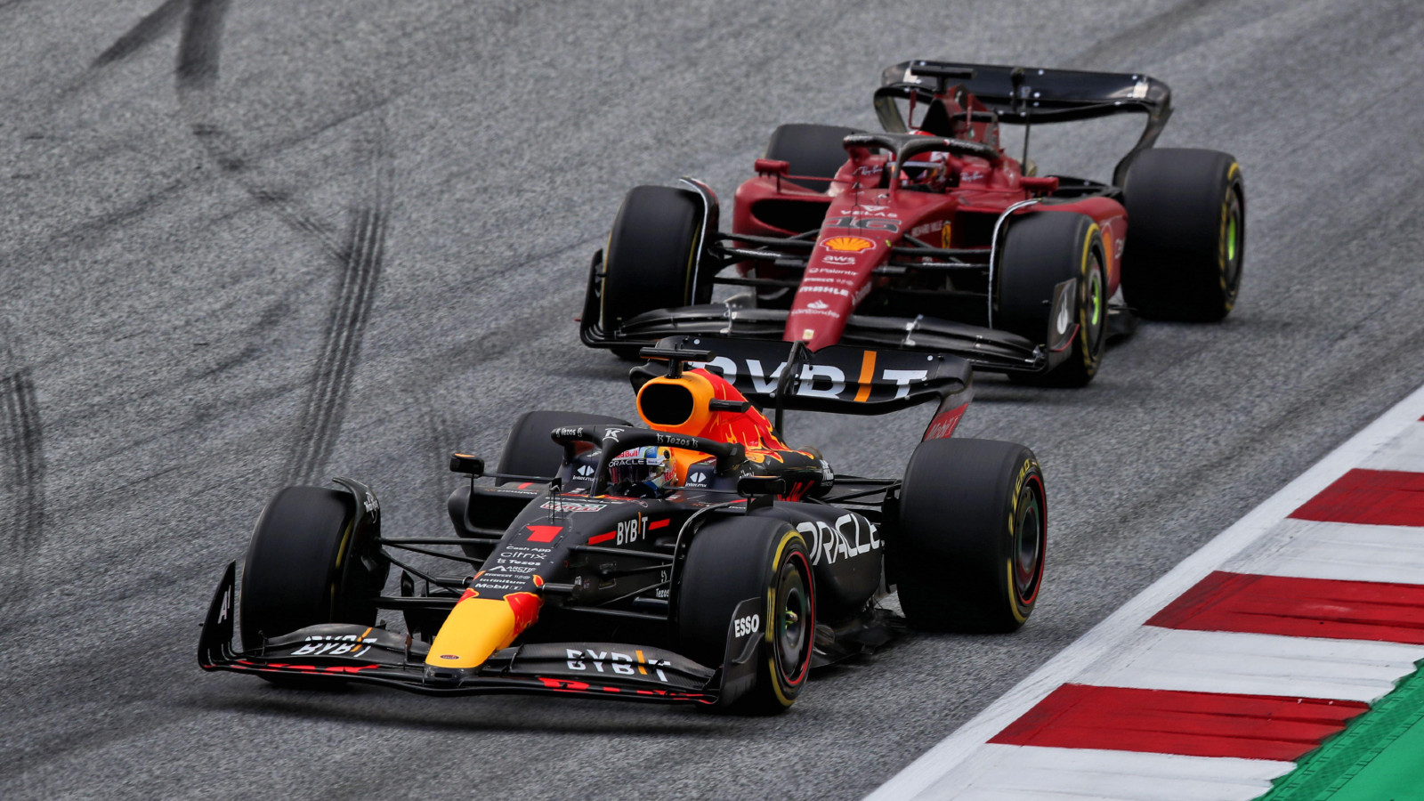 El piloto de Red Bull, Max Verstappen, lidera al piloto de Ferrari, Charles Leclerc, en el Gran Premio de Austria.  Spielberg, julio de 2022.
