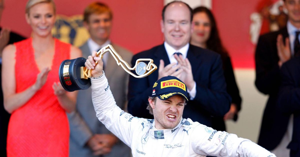 尼克·罗斯伯格和摩纳哥大奖赛冠军奖杯。2013年5月。