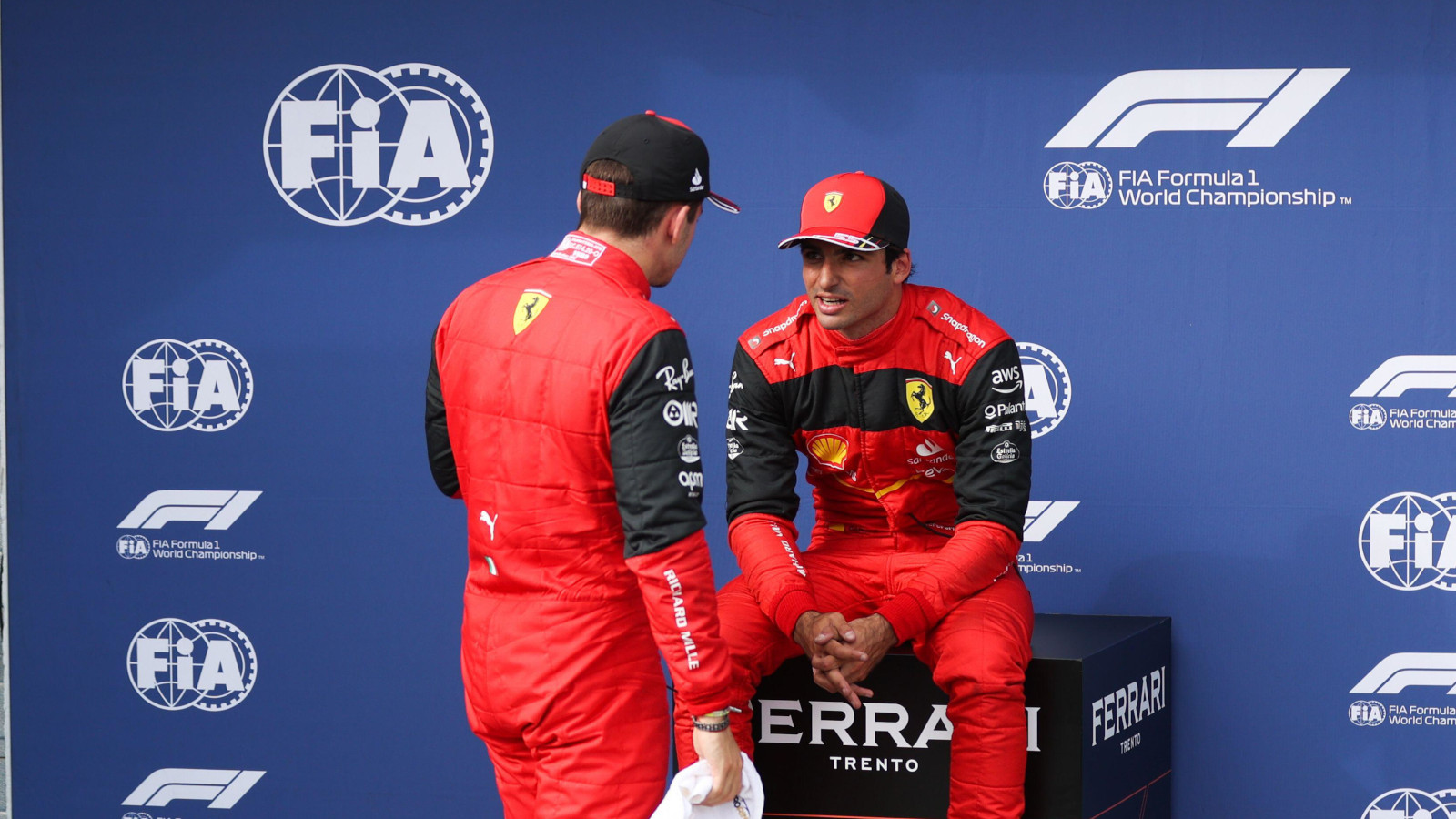 Charlesas Leclercas kalbėjosi su Carlosu Sainzu po kvalifikacijos į Vengrijos GP.  Vengrija 2022 m. liepos mėn
