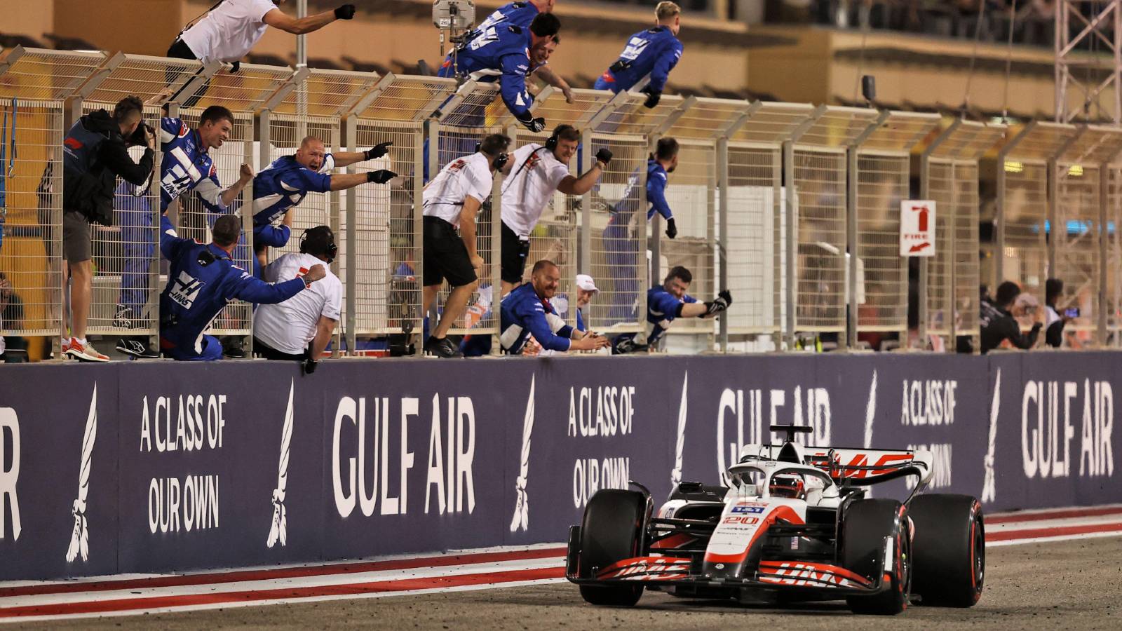 Haas team cheer Kevin Magnussen. Bahrain March 2022.