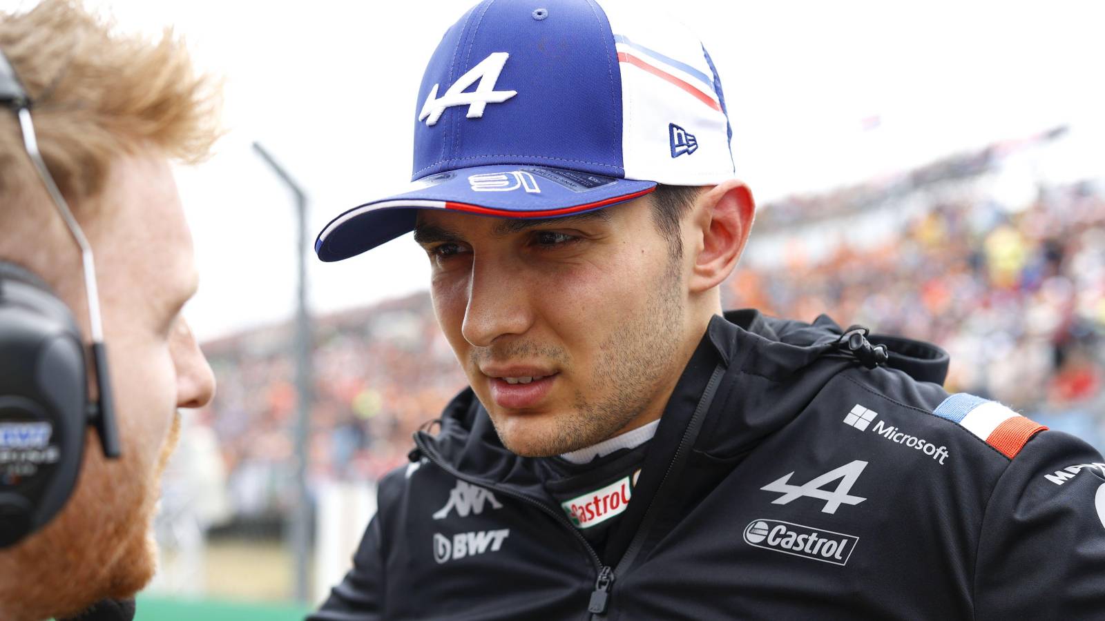 Esteban Ocon regarde intensément l'ingénieur Alpine.  Hongrie juillet 2022.