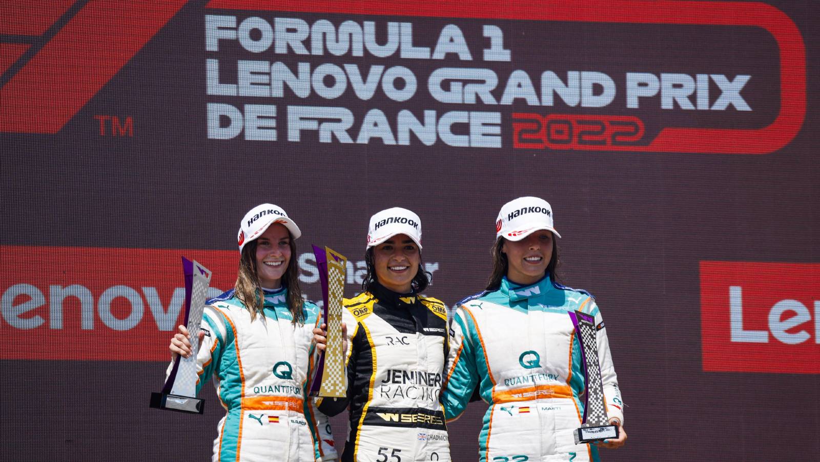 Jamie Chadwick, Belen Garcia et Nerea Marti sur le podium de la série W.  Paul Ricard juillet 2022.