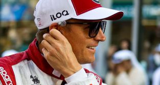 基米·莱科宁在他最后一场F1比赛前微笑。阿布扎比2021年12月