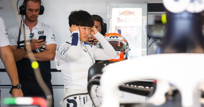 Tsunoda在车库里戴上耳塞。法国2022年7月