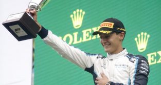 乔治罗素庆祝他的第一个F1领奖台，高举着他的奖杯。比利时2021年8月