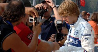 塞巴斯蒂安·维特尔在意大利大奖赛上签名。2006年9月蒙扎。