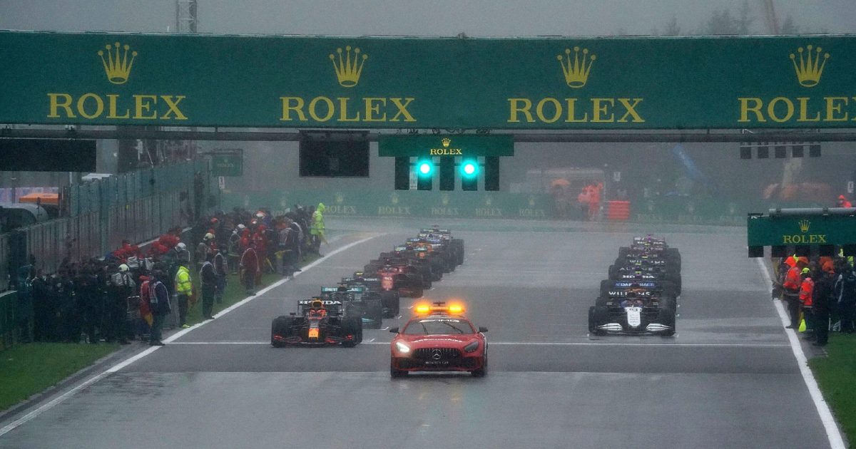 比利时大奖赛在安全车之后开始。Spa-Francorchamps, 2021年8月。