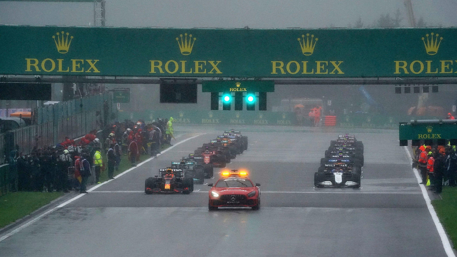 比利时大奖赛在安全车之后开始。Spa-Francorchamps, 2021年8月。