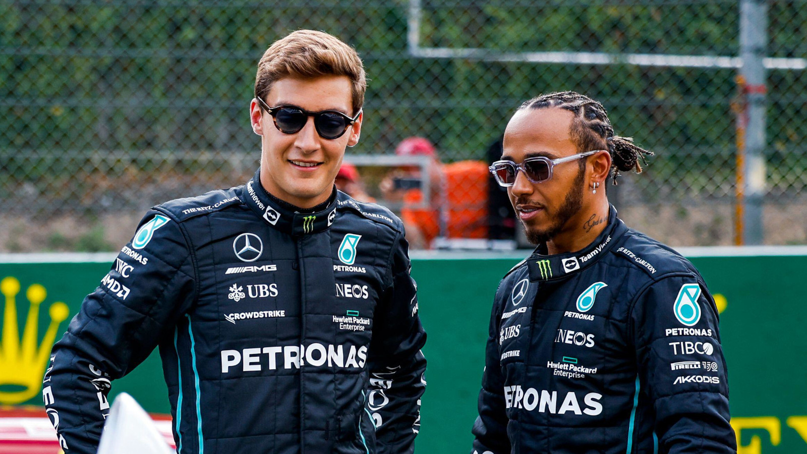 George Russell et Lewis Hamilton sourient et portent des lunettes de soleil.  Belgique Août 2022