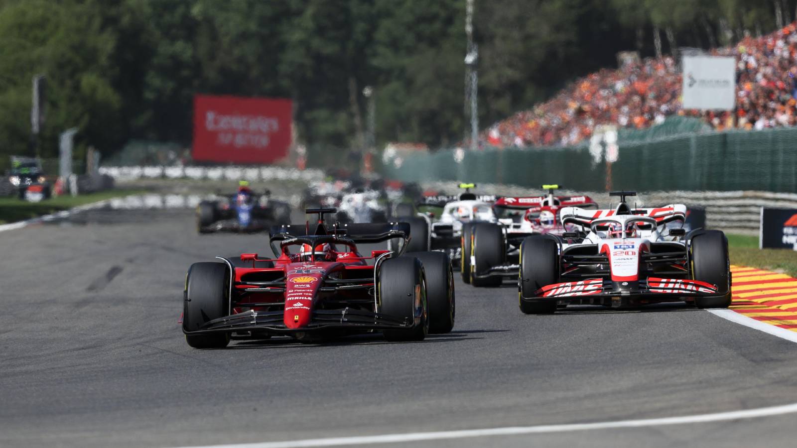 查尔斯·勒克莱尔就在哈斯的前面。2022年8月Spa-Francorchamps。