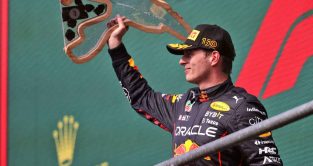 Max Verstappen举起奖杯。2022年8月温泉。