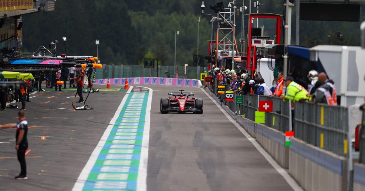 法拉利的查尔斯·勒克莱尔在比利时大奖赛上进站。Spa-Francorchamps, 2022年8月。