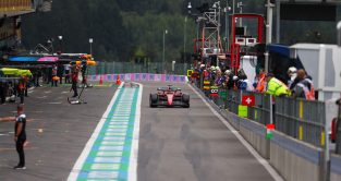 法拉利的查尔斯·勒克莱尔在比利时大奖赛上进站。Spa-Francorchamps, 2022年8月。