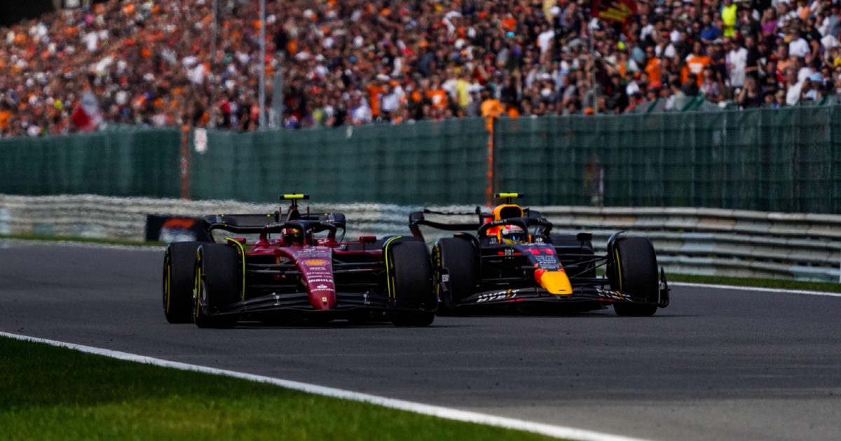 2022年8月，法拉利的Carlos Sainz和红牛的Max Verstappen在Spa-Francorchamps比赛。FIA