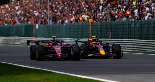 法拉利的卡洛斯·塞恩斯和红牛的Max Verstappen在斯帕-佛朗哥champs, 2022年8月。FIA