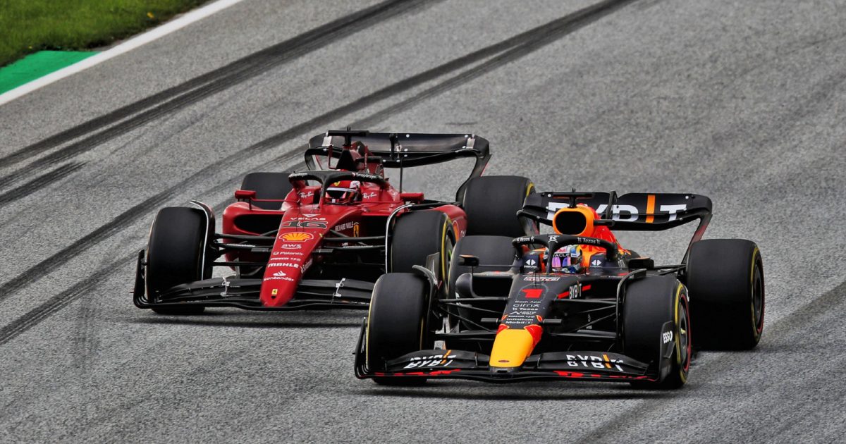 红牛的Max Verstappen试图抵挡法拉利的查尔斯勒克莱尔在奥地利大奖赛。斯皮尔伯格,2022年7月。