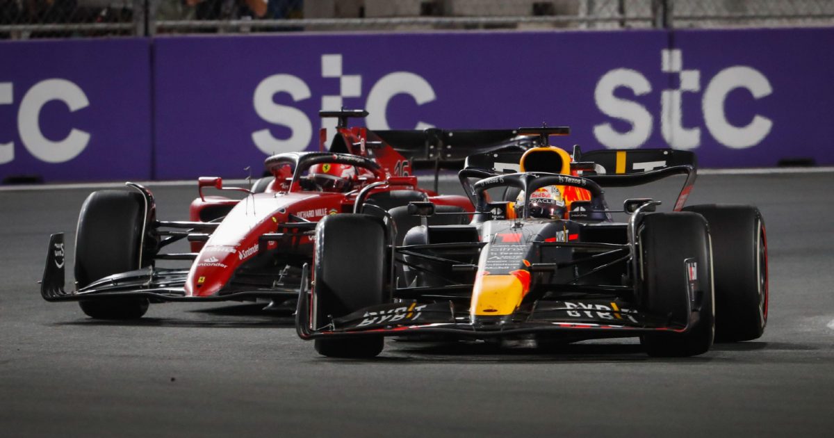 红牛的Max Verstappen比赛法拉利的Charles Leclerc在沙特阿拉伯大奖赛。吉达,2022年4月。