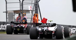 红牛的Max Verstappen爬出他的车在荷兰大奖赛的第一次练习。2022年9月。赞德福特