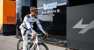 皮埃尔·加斯利骑着自行车经过阿尔卑斯山的房车。2022年9月。赞德福特