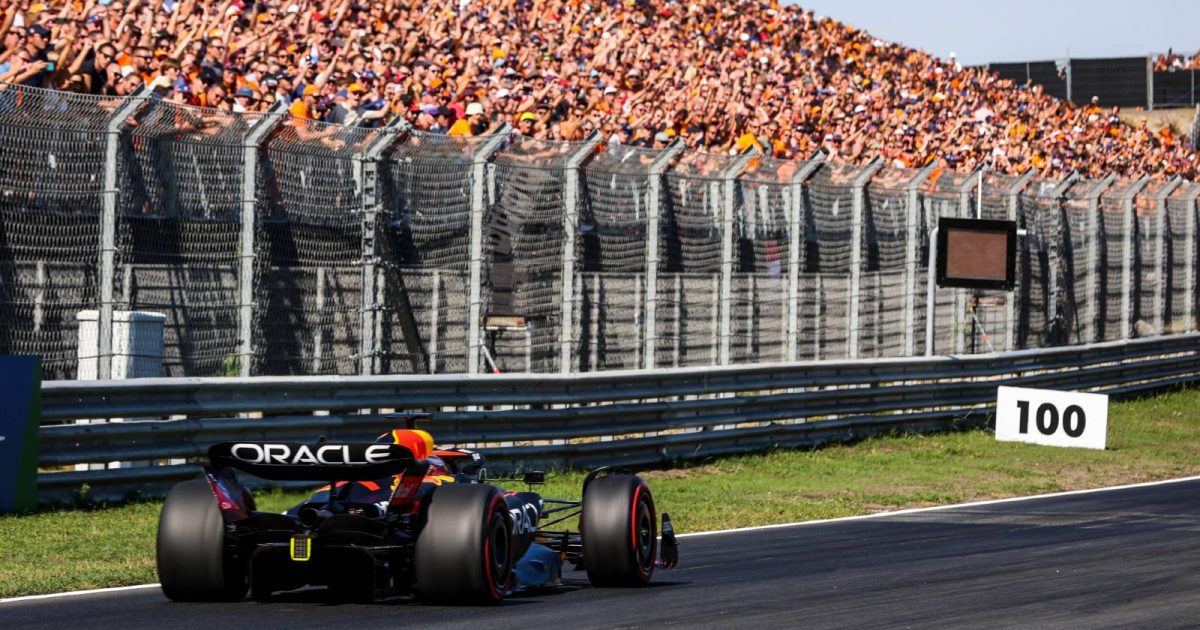 Max Verstappen的红牛在荷兰大奖赛的看台前。2022年9月Zandvoort。