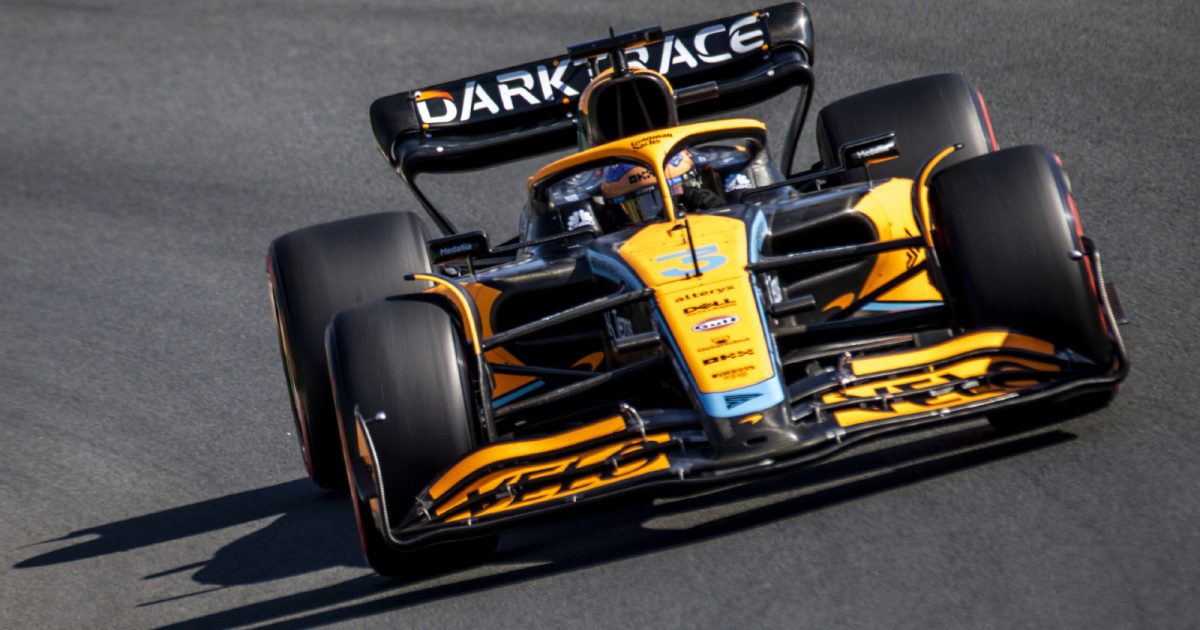 在荷兰大奖赛排位赛期间，迈凯轮的丹尼尔·里夏尔多在赛道上。2022年9月。赞德福特