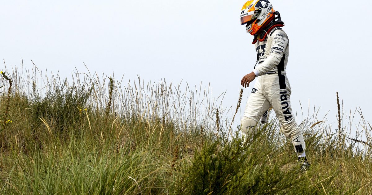 阿尔法车队的Yuki Tsunoda从荷兰大奖赛退赛后走回维修站。2022年9月。赞德福特