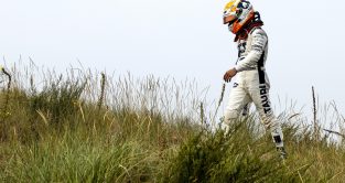 AlphaTauri的Yuki Tsunoda从荷兰大奖赛退休后走回维修站。2022年9月。赞德福特