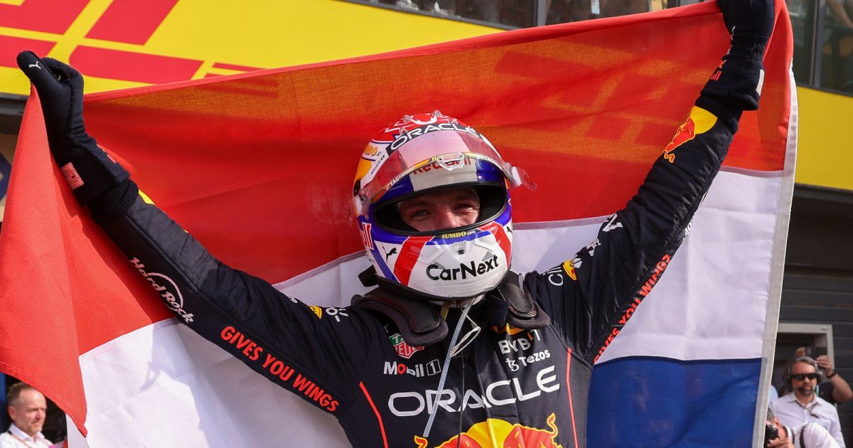 Max Verstappen在获胜后手持荷兰国旗。荷兰2022年9月
