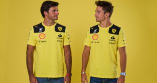 法拉利的卡洛斯·塞恩斯和查尔斯·勒克莱尔身穿黄色t恤在意大利大奖赛前合影。蒙扎,2022年9月。