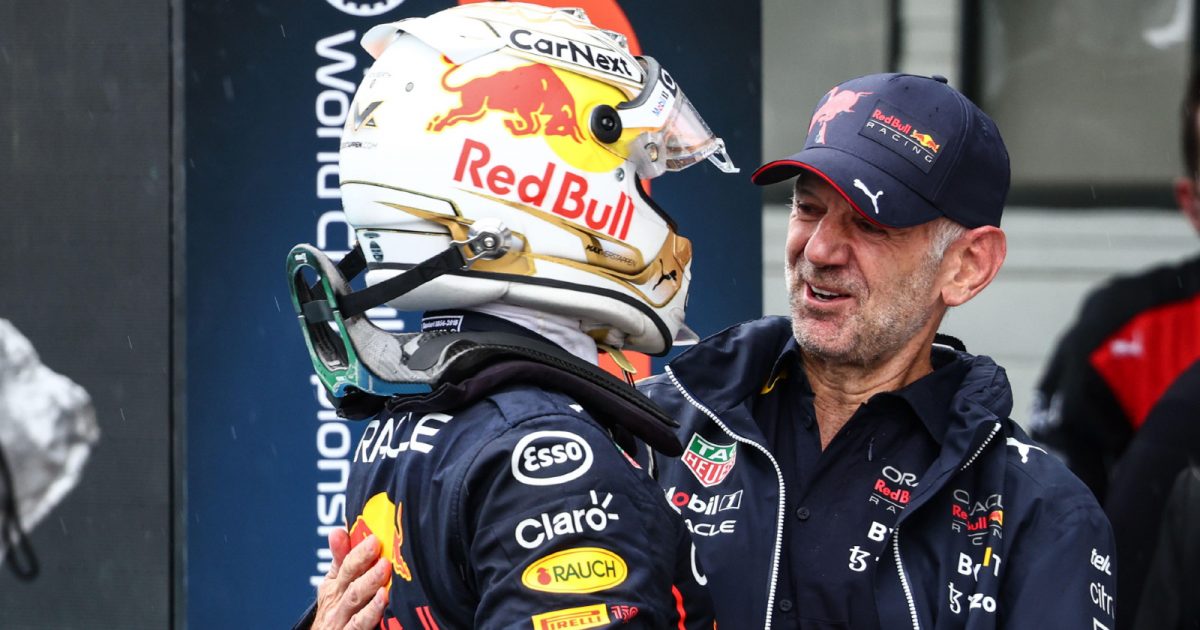红牛的Max Verstappen在匈牙利大奖赛与Adrian Newey庆祝。布达佩斯,2022年7月。
