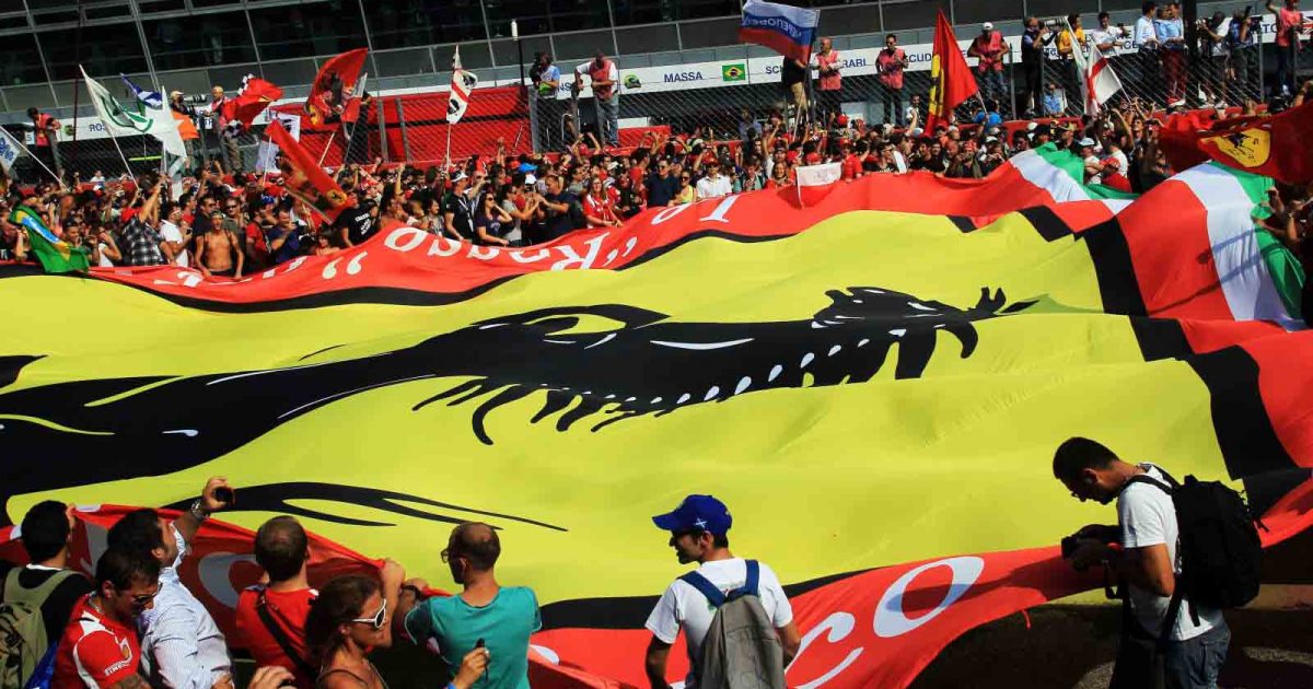 有法拉利旗帜的Tifosi。意大利大奖赛蒙扎F1测验2012年9月。