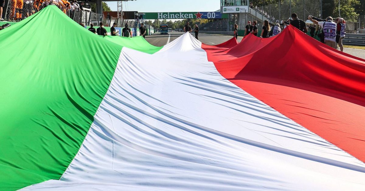 意大利国旗横放在蒙扎铁轨上。意大利,2021年9月。