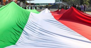 意大利国旗横放在蒙扎铁轨上。意大利,2021年9月。