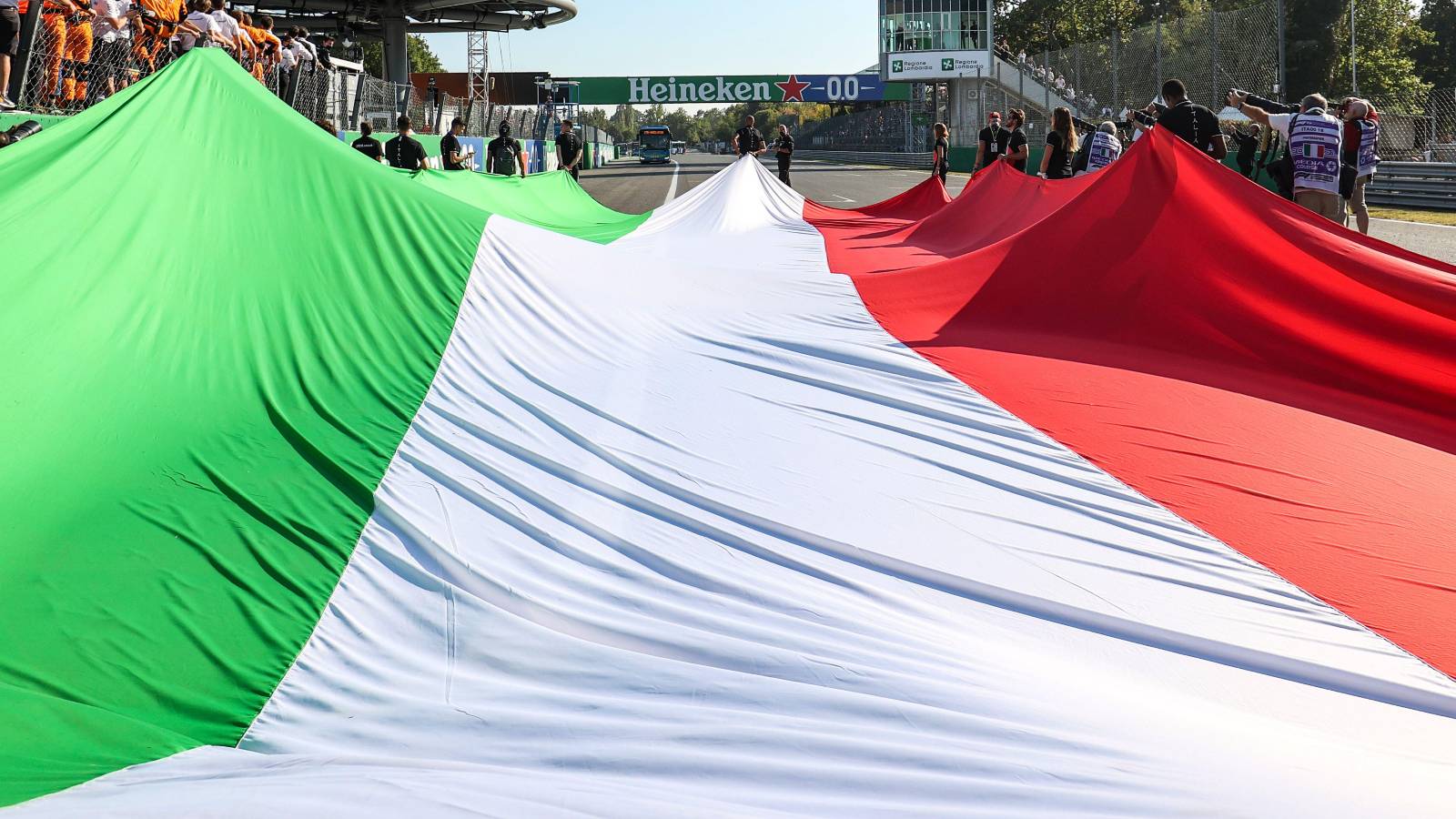 蒙扎赛道上悬挂着意大利国旗。2021年9月，意大利。