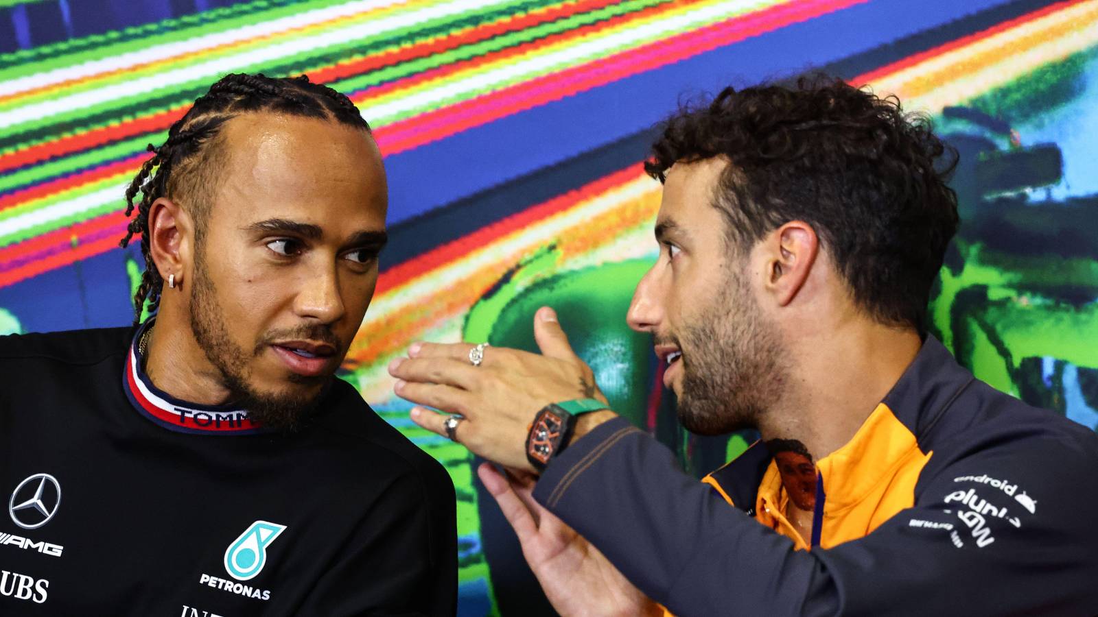 Lewis Hamilton, Mercedes, et Daniel Ricciardo, McLaren, parlent.  Italie, septembre 2022.